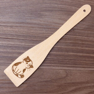 laserem vygravírovaná kočka na dřevěné obracečce