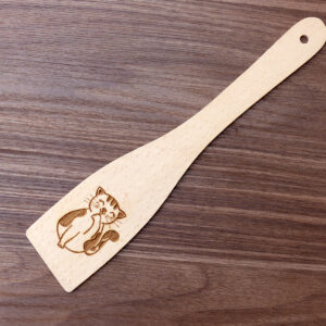 Laserem gravírovaná dřevěná obracečka s kočkou