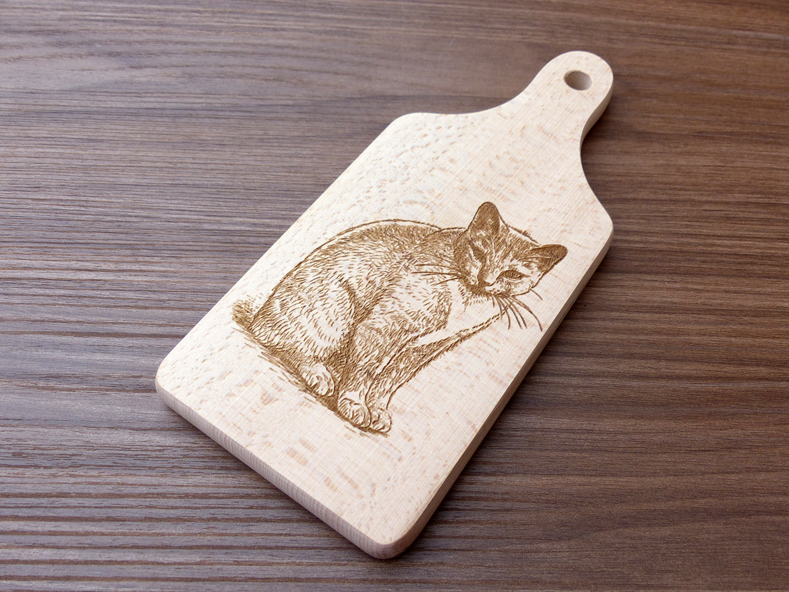 Laserem vygravírovaná kočka na dřevěném kuchyňském prkénku