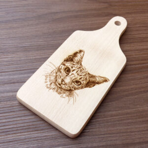 Laserem vygravírovaná kočka na dřevěném kuchyňském prkénku