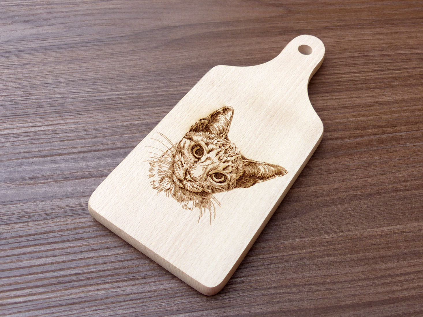 Laserem vygravírovaná kočka na dřevěném kuchyňském prkénku