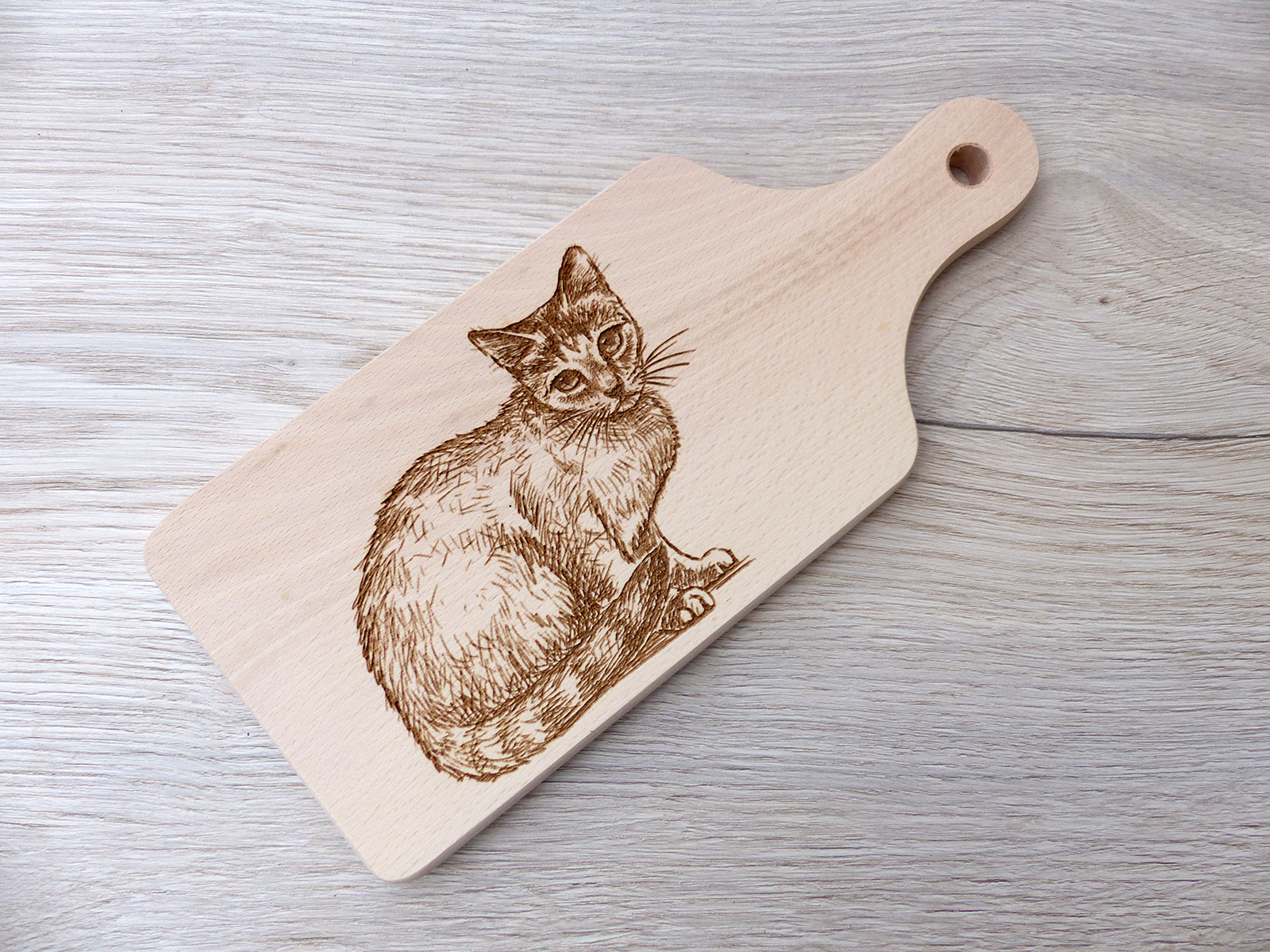 Laserem gravírovaná kočka na dřevěném kuchyňském prkénku