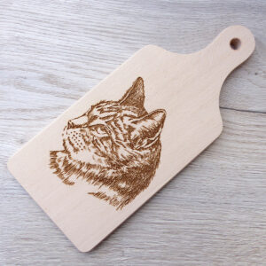 Laserem gravírovaná kočka na dřevěném kuchyňském prkénku