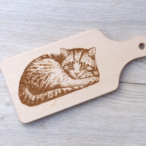 laserem gravírovaná kočka na dřevěném kuchyňském prkénku