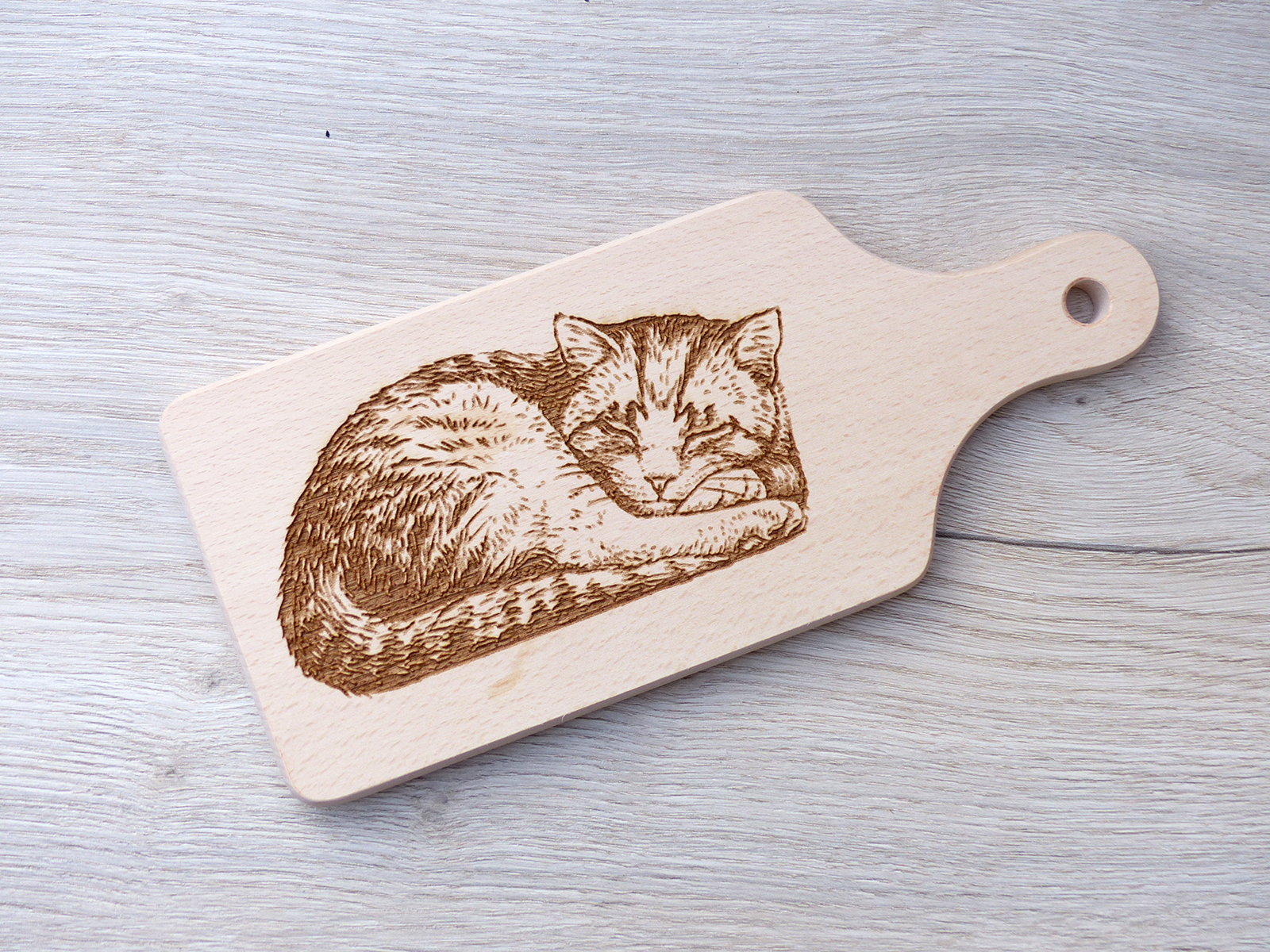 laserem gravírovaná kočka na dřevěném kuchyňském prkénku