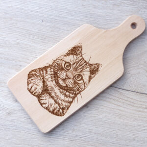 Laserem gravírovaná kočka na dřevěném kuchyňském prkénku