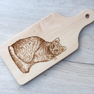 laserem gravírovaná kočka na dřevěném kuchyňském prkénku