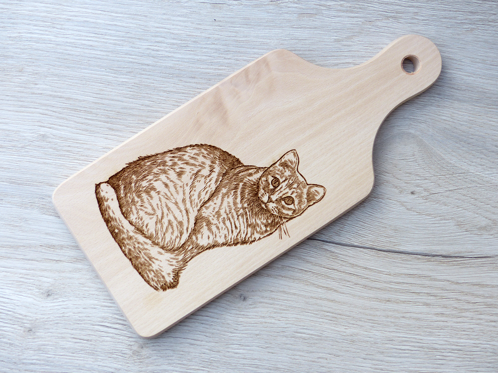 laserem gravírovaná kočka na dřevěném kuchyňském prkénku