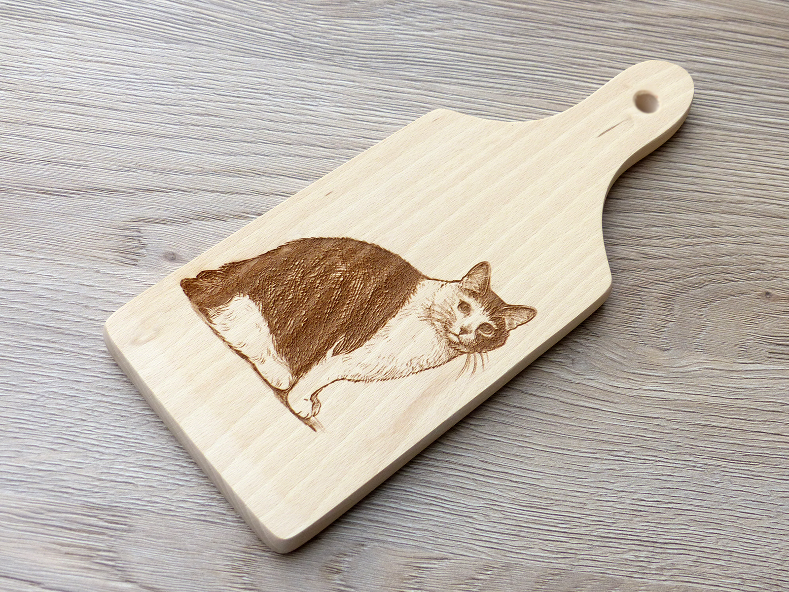 laserem vygravírovaná kočka na dekorativním dřevěném kuchyňském prkénku