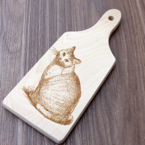 Laserem gravírovaná kočka na dekorativním dřevěném kuchyňském prkénku