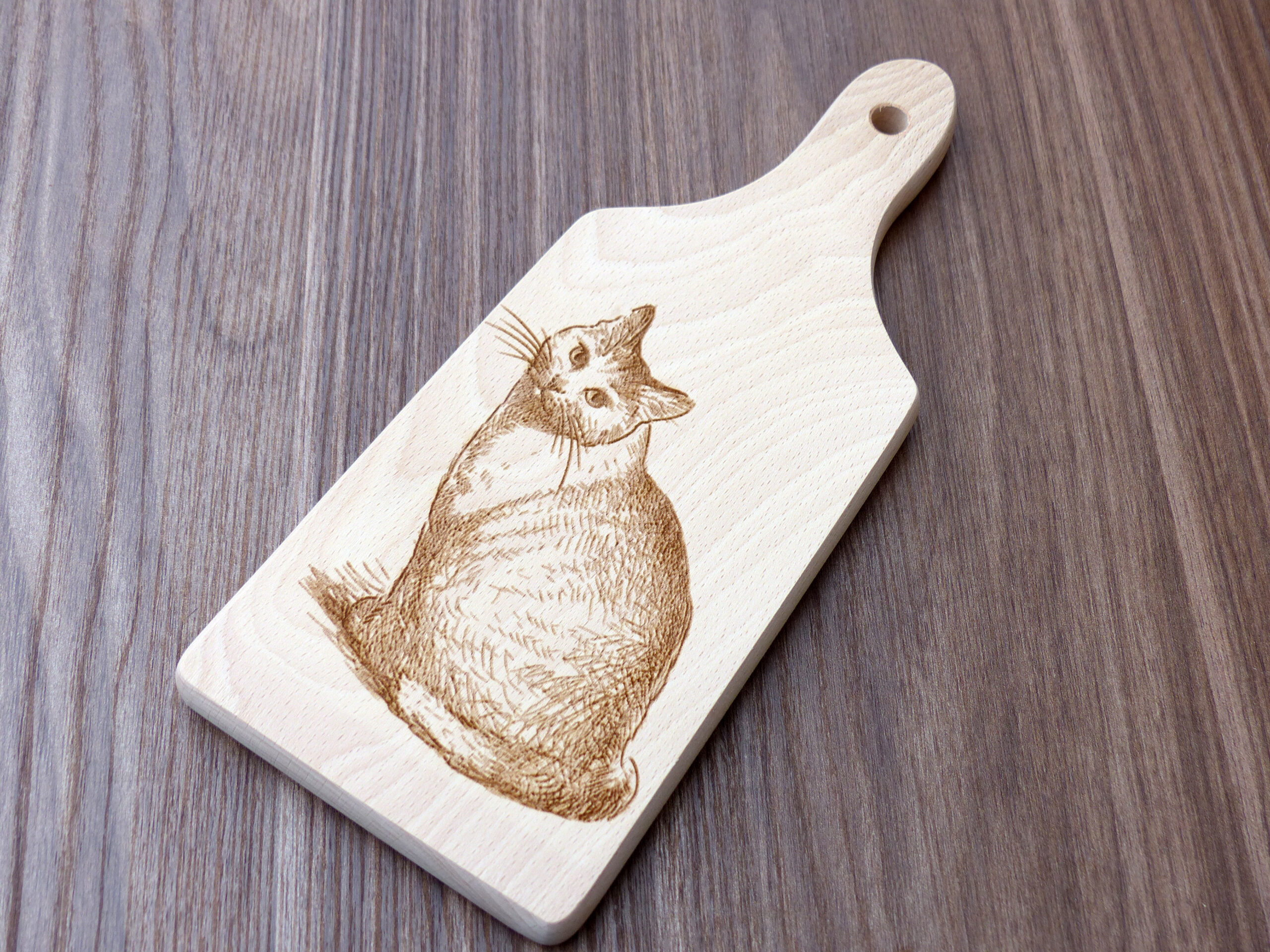 Laserem gravírovaná kočka na dekorativním dřevěném kuchyňském prkénku