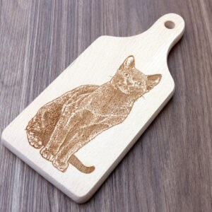 laserem gravírovaná kočka na dřevěném dekorativním kuchyňském prkénku