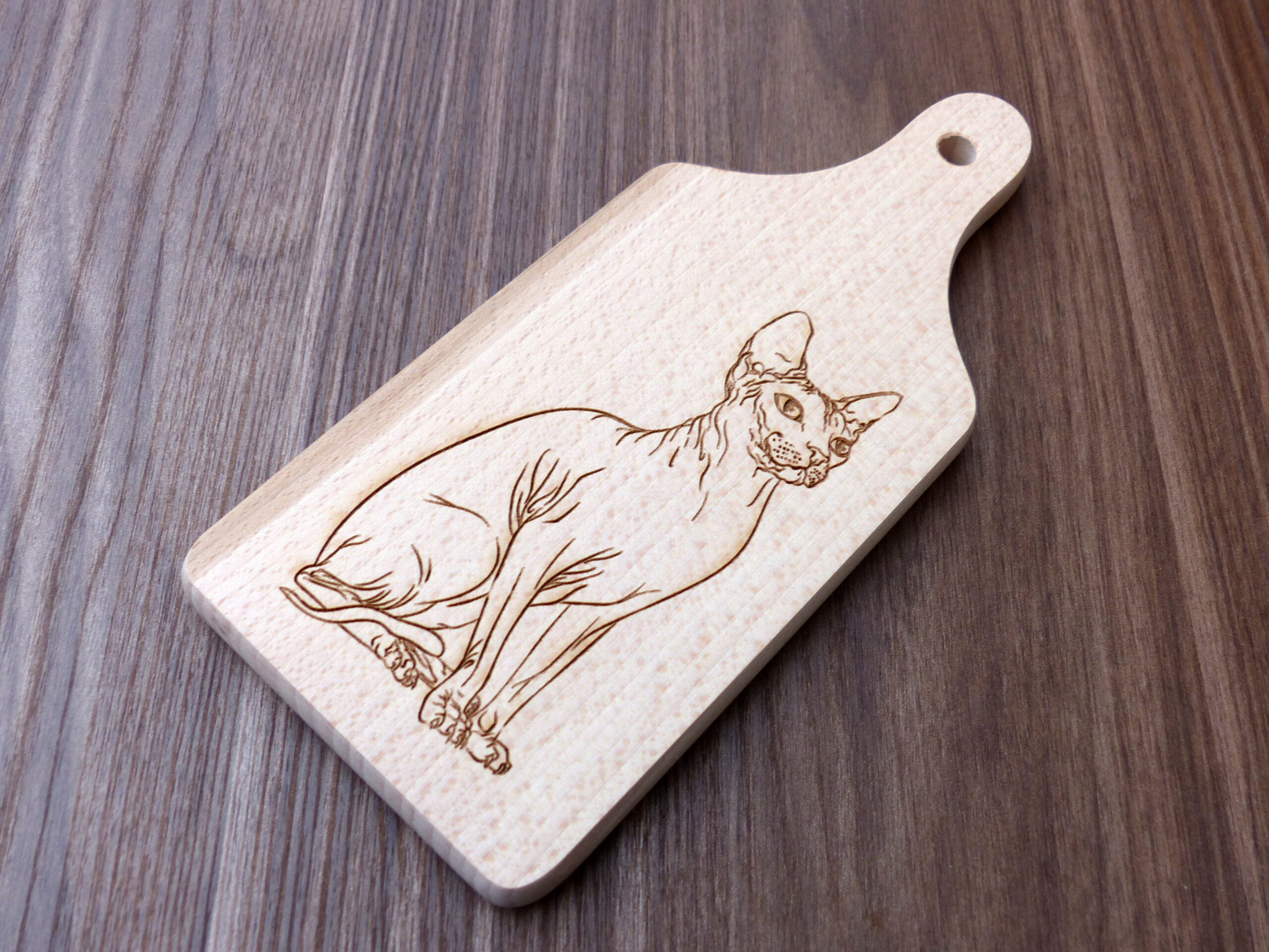 Laserem vygravírovaná kočka a dřevěném dekorativním kuchyňském prkénku