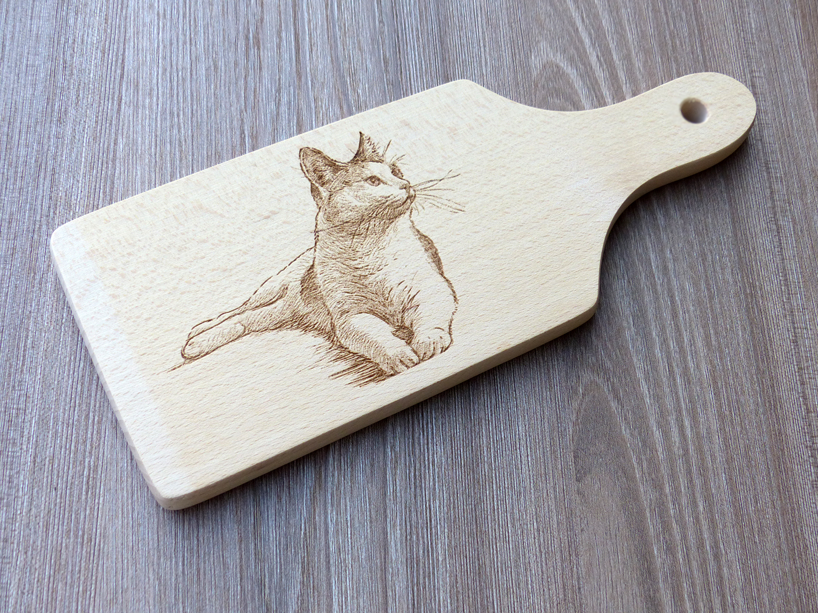 Laserem vygravírovaná kočka na dřevěném kuchyňském prkénku