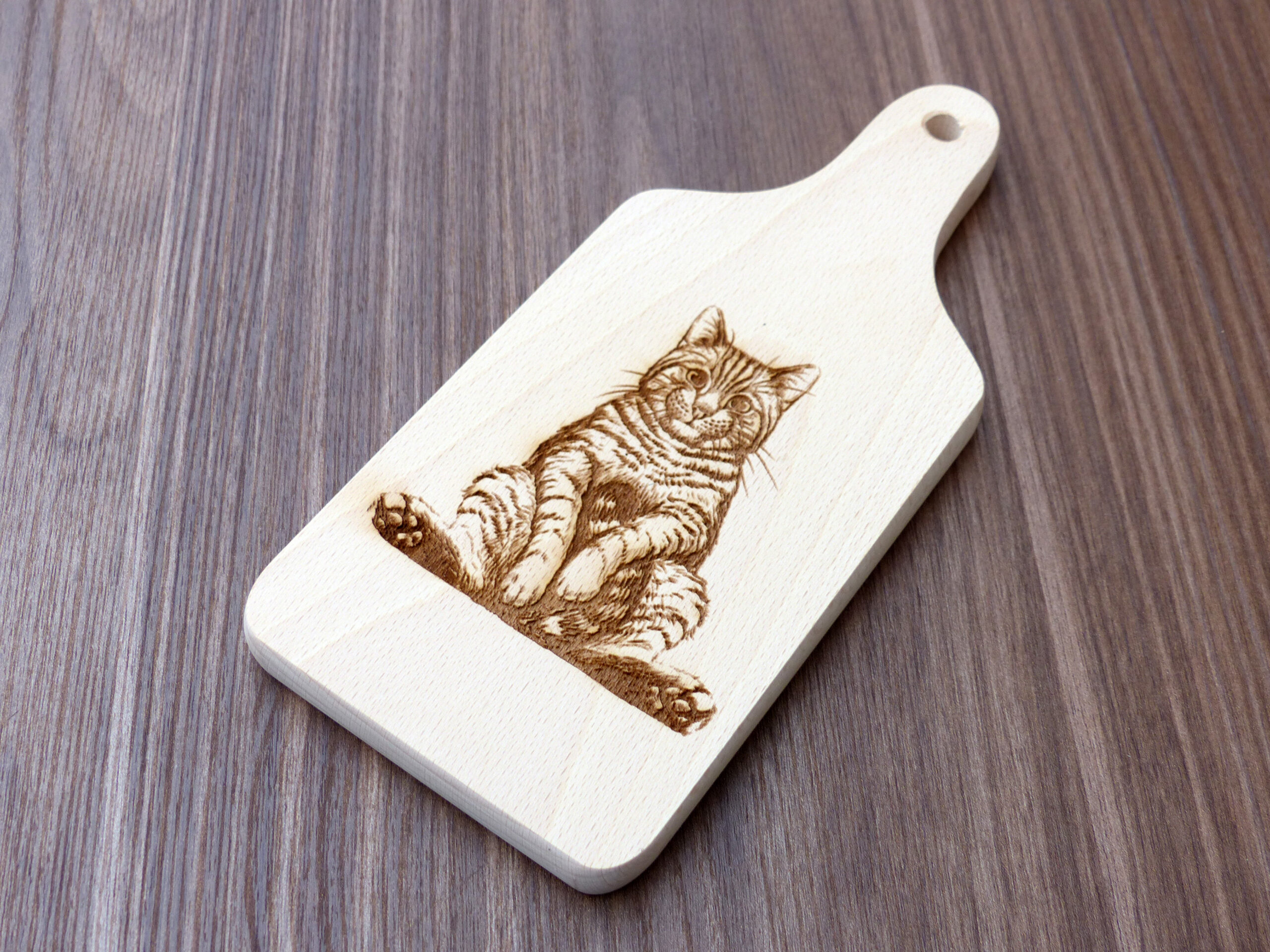 Laserem vygravírovaná kočka na dřevěném kuchyňském prkénku