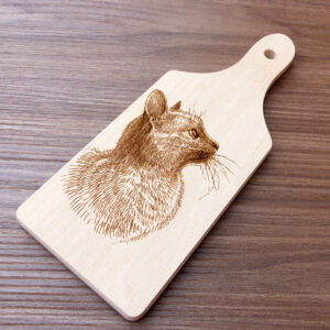 Laserem vygravírovaná kočka na dřevěném kuchyňském prkénku