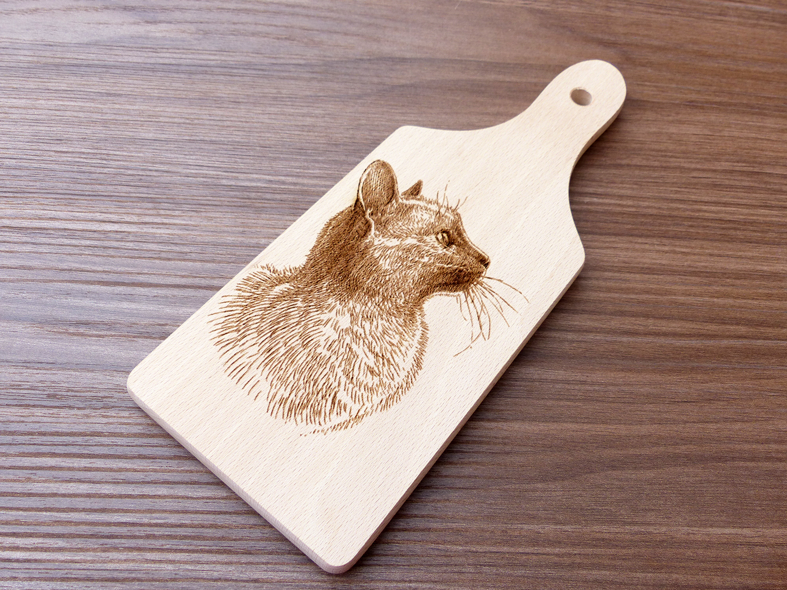 Laserem vygravírovaná kočka na dřevěném kuchyňském prkénku