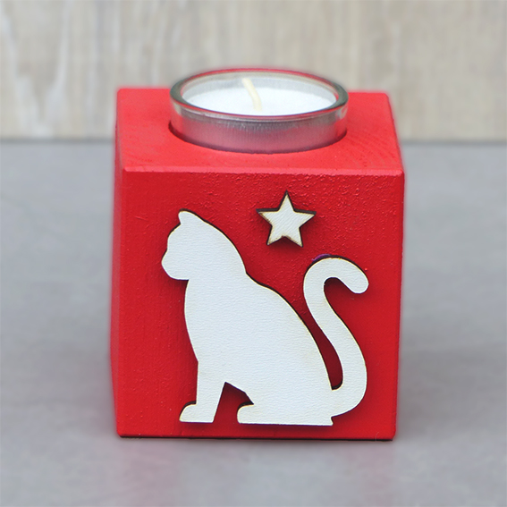 dřevěný svícen s motivem kočičky