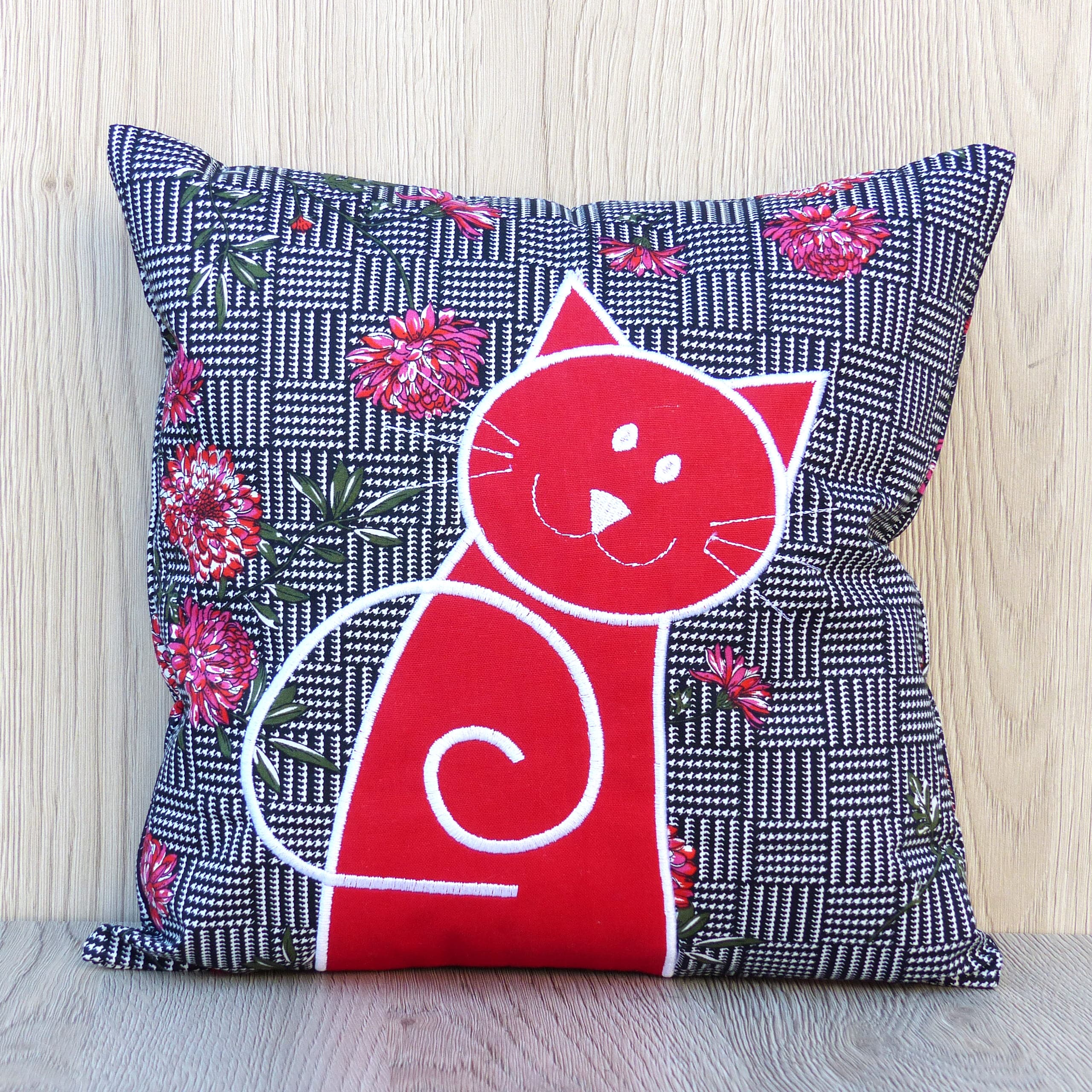 Polštářek s vyšitou aplikací - Kočkofrajírek černý