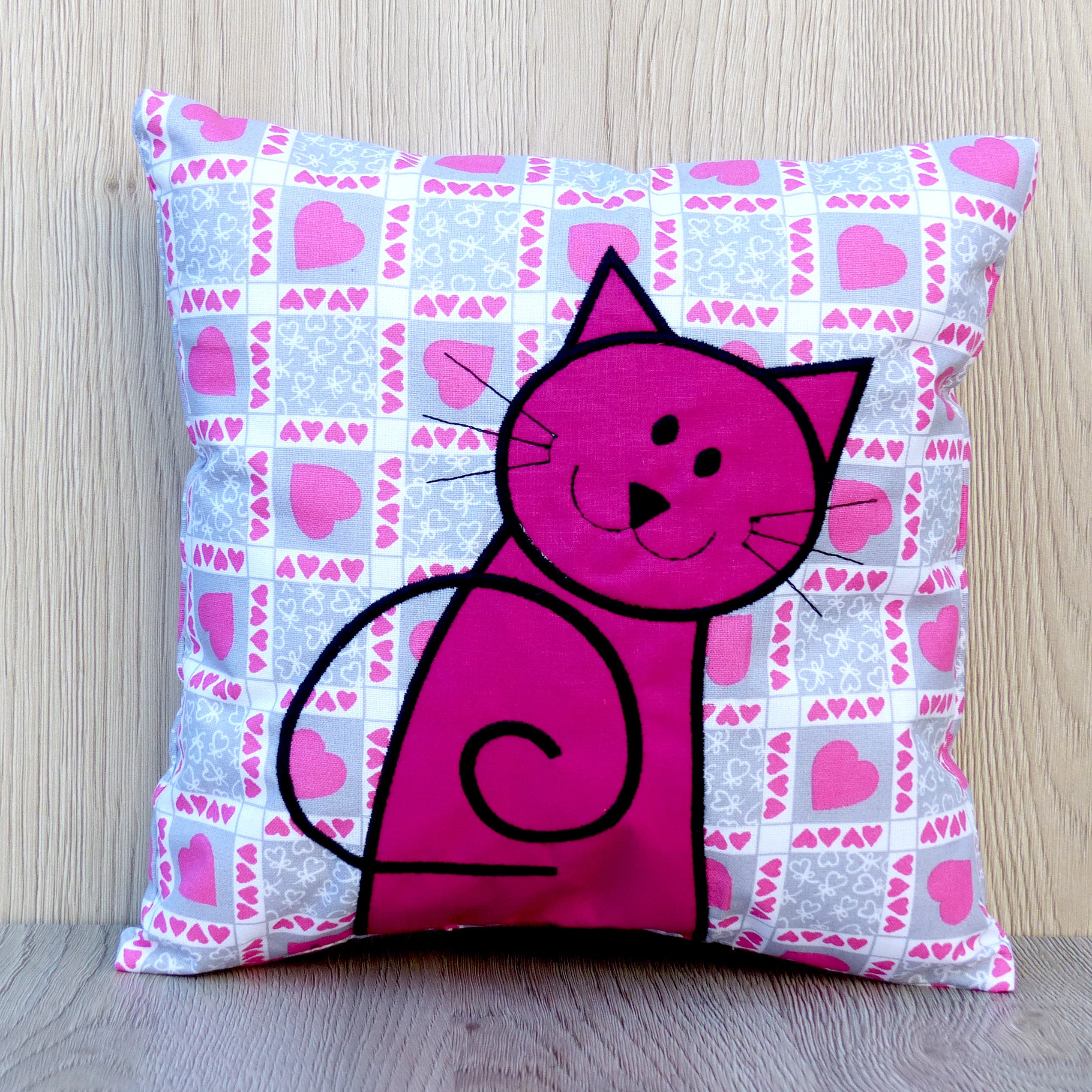 Polštářek s vyšitou aplikací - Kočkofrajírek růžový