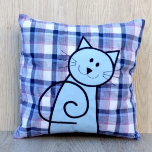 Polštářek s vyšitou aplikací - Kočkofrajírek kostičkový