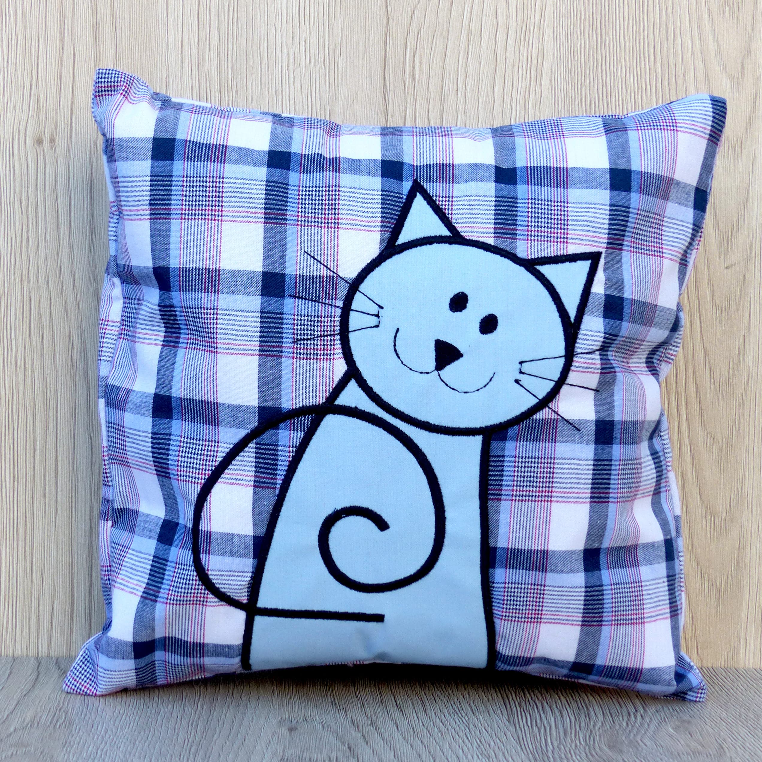 Polštářek s vyšitou aplikací - Kočkofrajírek kostičkový
