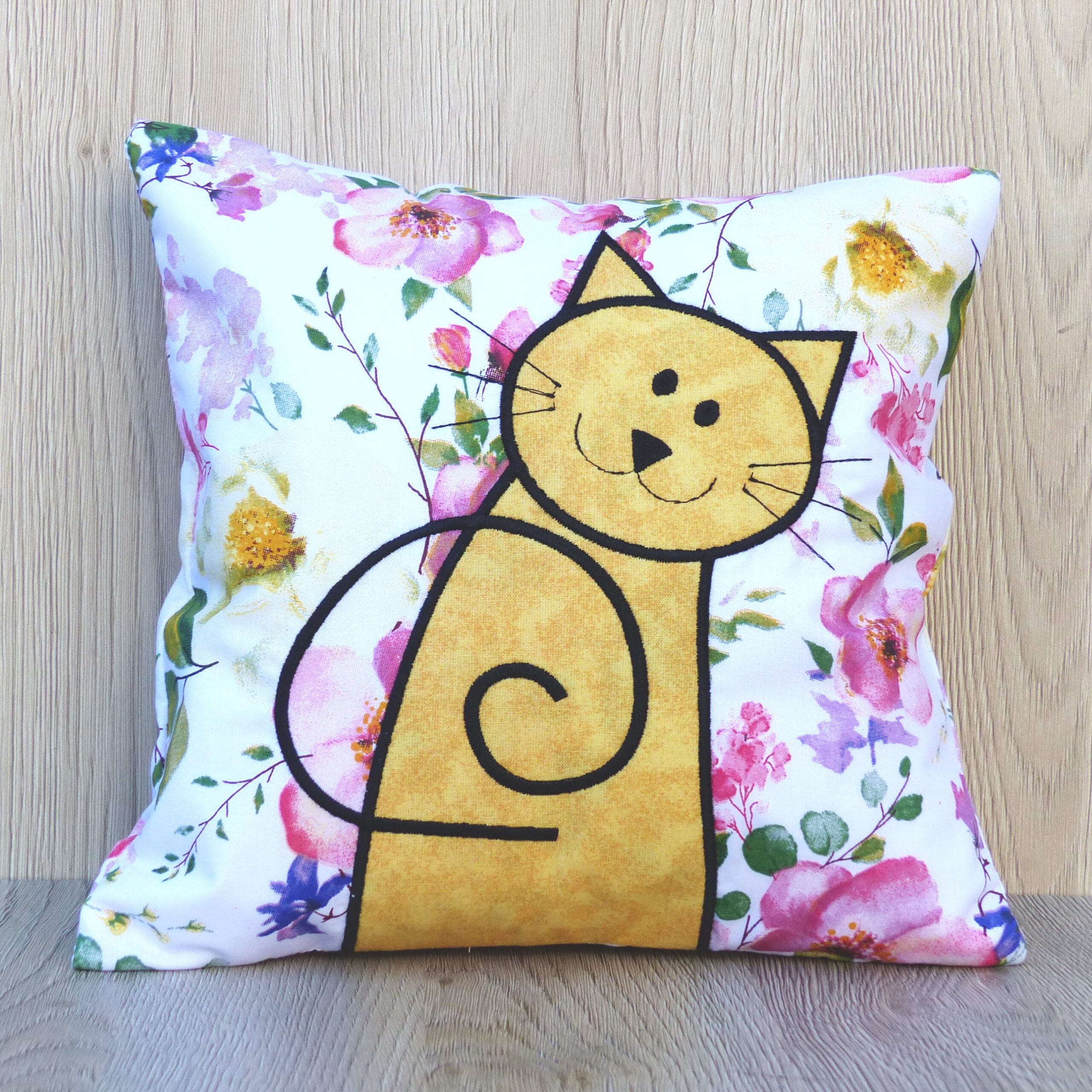 Polštářek s vyšitou aplikací - Kočkofrajírek šípkový