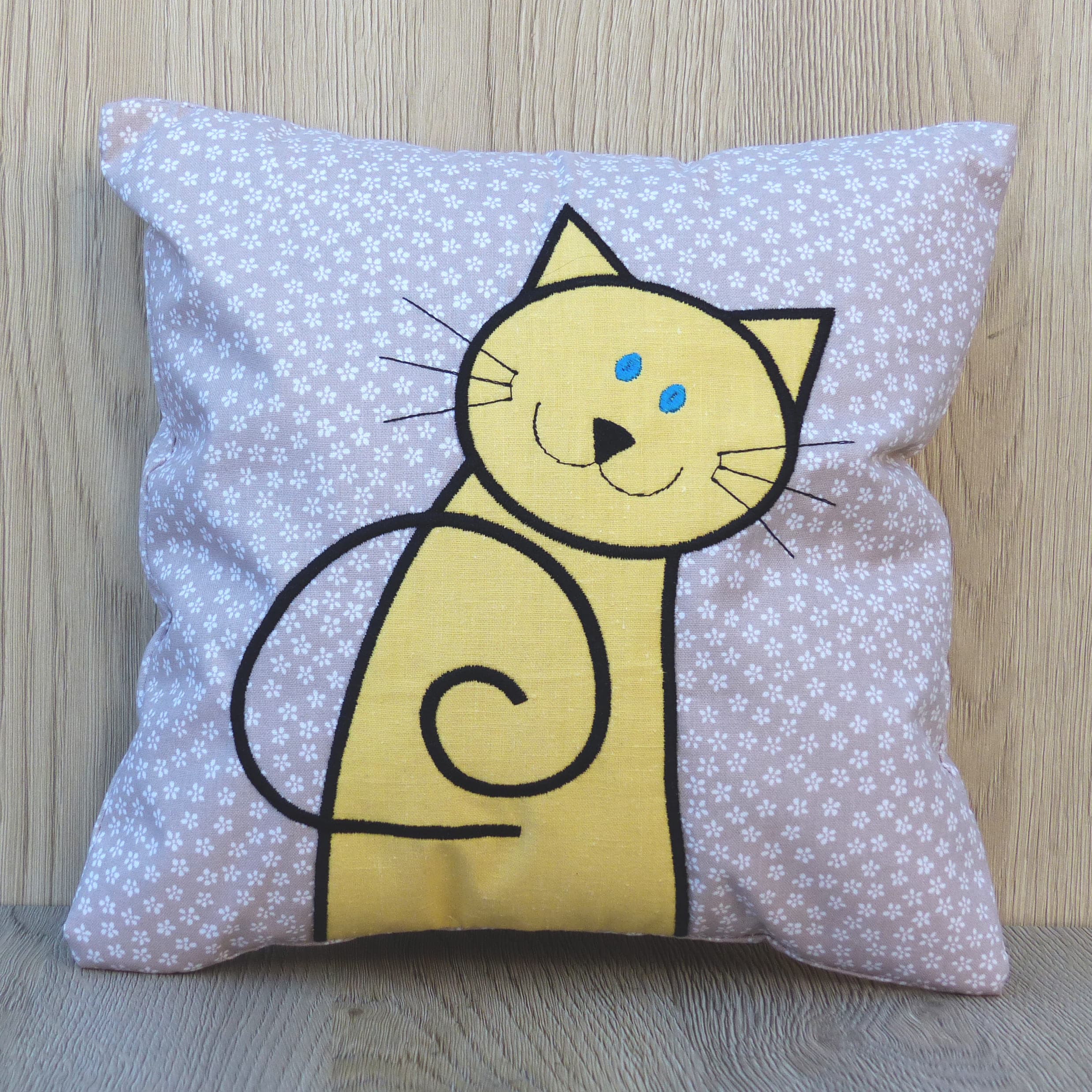 Polštářek s vyšitou aplikací - Kočkofrajírek fialkový